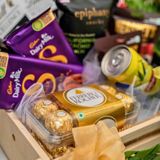 Golden Indulgence-Hamper - Image 2